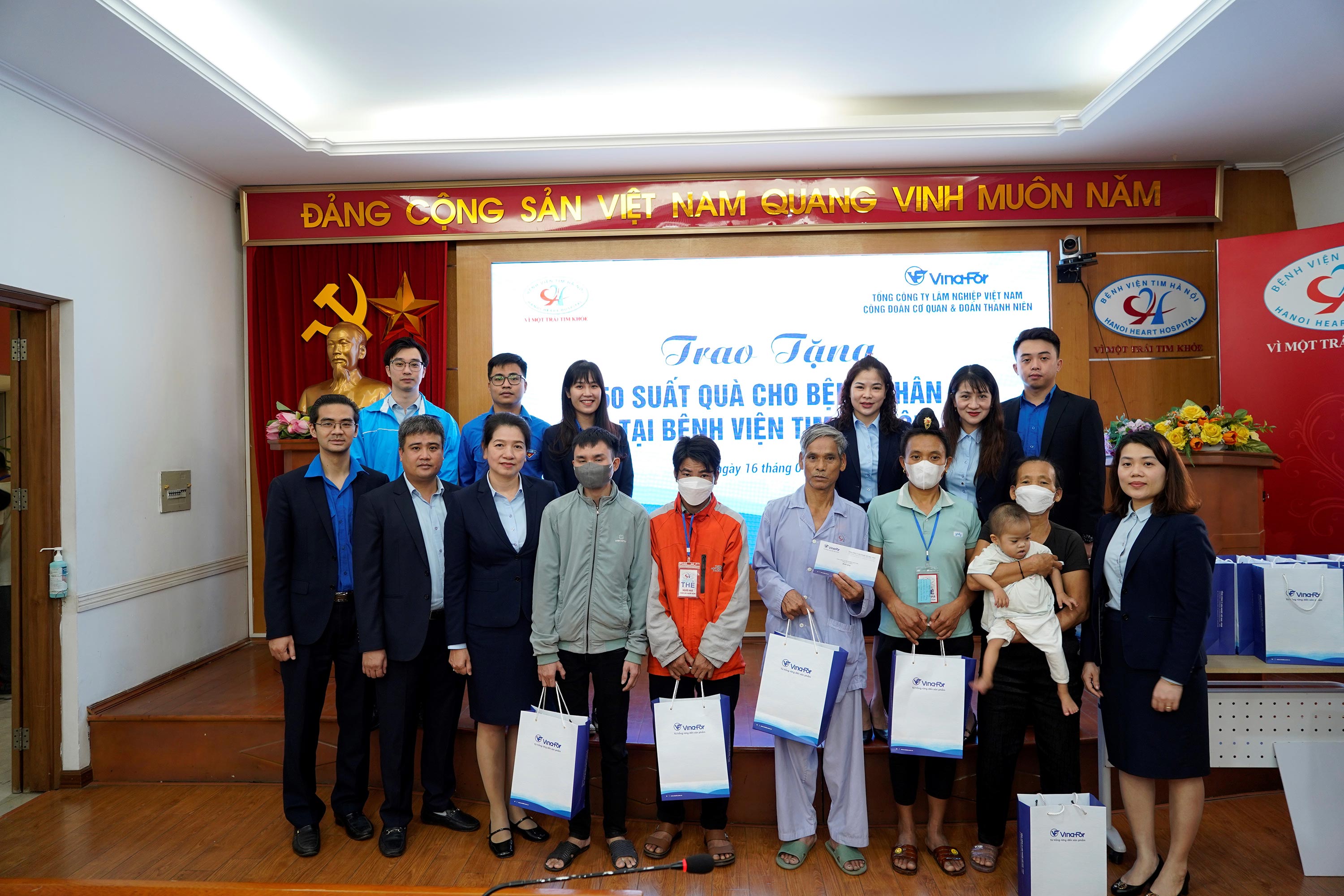 Thăm hỏi và tặng quà cho các bệnh nhân có hoàn cảnh khó khăn tại Bệnh viện tim Hà Nội